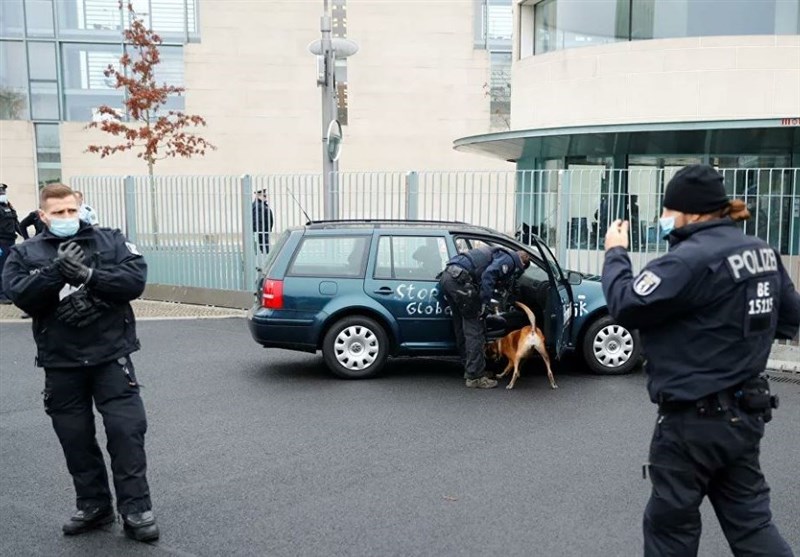 Car Crashes into Gate of Merkel’s Chancellery in Berlin (+Video)