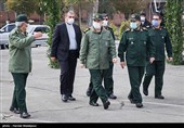 ورود سردار غلامرضا سلیمانی رئیس سازمان بسیج مستضعفین و سرلشکر حسین سلامی فرمانده کل سپاه به آیین رونمایی از طرح‌های خدمات‌رسانی بسیج
