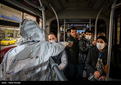  اهدای ماسک به مسافران ایستگاه اتوبوسهای تندرو 