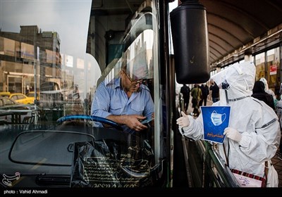 اهدای ماسک به مسافران ایستگاه های اتوبوسهای تندرو