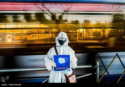  اهدای ماسک به مسافران ایستگاه اتوبوسهای تندرو