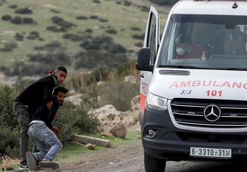 Israeli Soldiers Violently Attempt to Detain Wounded Palestinian Protester (+Video)