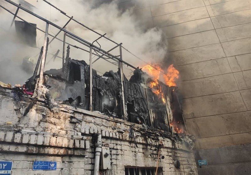 تهران| آتش‌سوزی در منزل دو طبقه مملو از ضایعات + فیلم و تصاویر