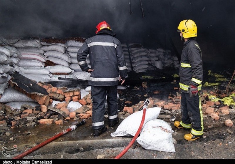 آتش سوزی انبارهای سازمان اموال تمکیلی در ارومیه به روایت تصویر