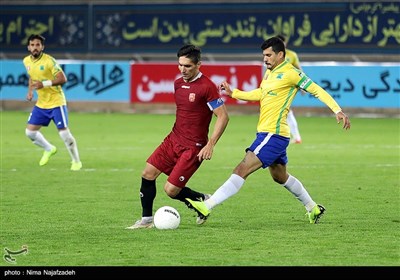دیدار تیم‌های فوتبال شهرخودرو مشهد و صنعت نفت آبادان