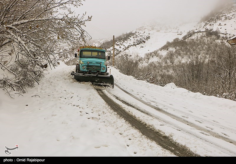 بارش برف راه 281 روستای استان اردبیل را مسدود کرد