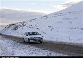 بارش برف در محور کرج ـ چالوس/ محورهای مواصلاتی استان البرز لغزنده شد