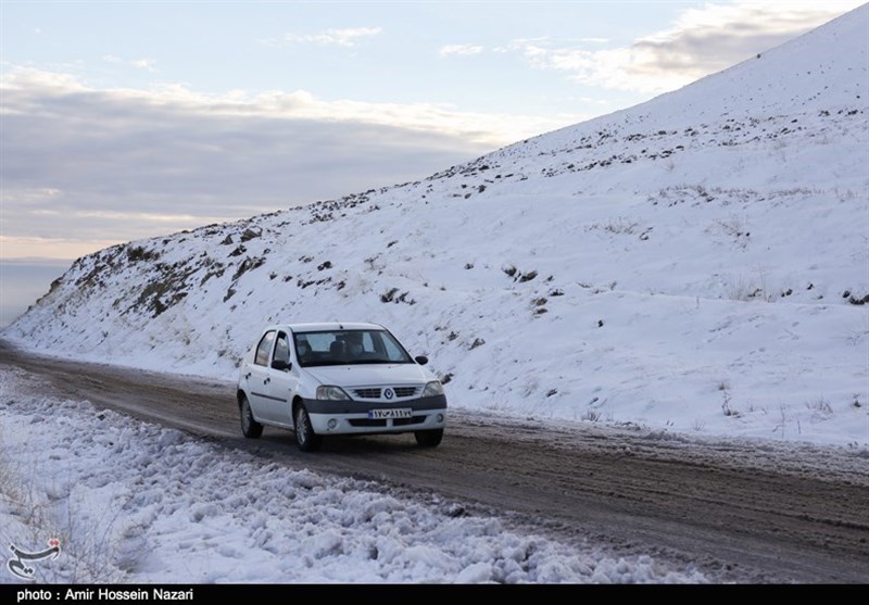 بارش برف در محور کرج ـ چالوس/ محورهای مواصلاتی استان البرز لغزنده شد