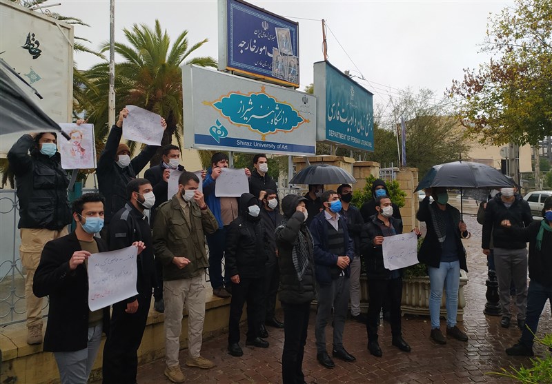 تجمع اعتراضی دانشجویان شیراز در مقابل دفتر نمایندگی امور خارجه + تصویر