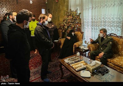 حضور وزیر دفاع در منزل شهید فخری زاده