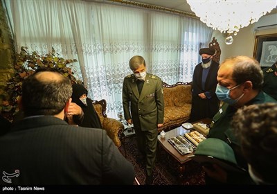 حضور وزیر دفاع در منزل شهید فخری زاده