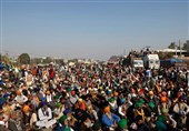 Thousands of Protesting Indian Farmers, Police Face-Off at New Delhi Border