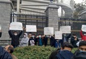 تجمع دانشجویی مردمی در محکومیت ترور دانشمند هسته‌ای مقابل مجلس