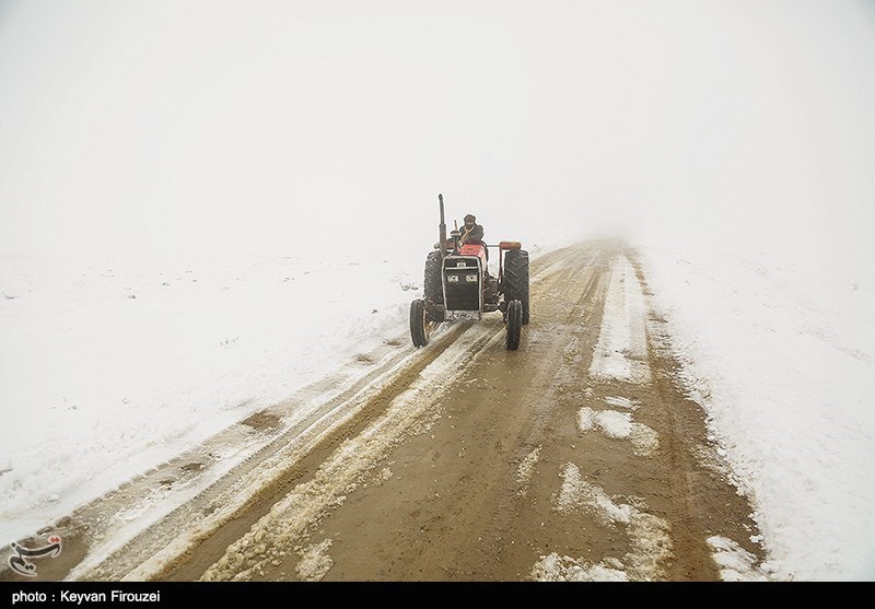 450 کیلومتر از محورهای مواصلاتی کاشان بازگشایی شد/نجات 16 شهروند گرفتار در برف