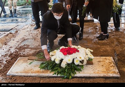 پورنگ پورحسینی فرزند زنده‌یاد پرویز پورحسینی در مراسم خاکسپاری