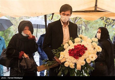 پورنگ پورحسینی فرزند زنده‌یاد پرویز پورحسینی در مراسم خاکسپاری