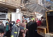 بسیج در آواربرداری مناطق زلزلهزده دنا در کنار مردم است