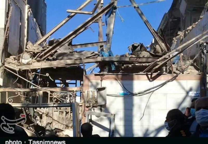 جسد مرد 50 ساله از زیر آوار منزل منفجر شده در خرم‌آباد بیرون کشیده شد