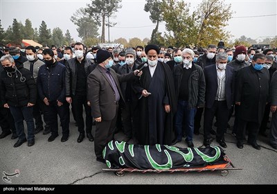 اقامه نماز بر پیکر امیر سرتیپ محمود ارضی برادر حاج منصور ارضی - بهشت زهرا(س)