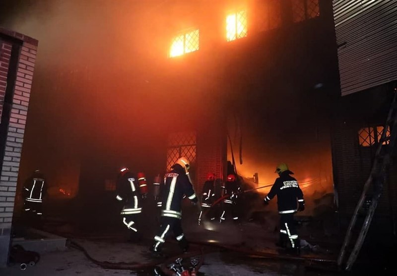 جدال 100 آتش‌نشان با حریق مهیب / آتش‌سوزی کارخانه شیرآلات مشهد مهار شد