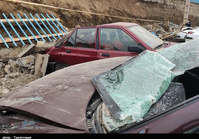 روایت تصویری تسنیم از مدفون شدن خودروها بر اثر ریزش دیوار بهشت محمدی سنندج