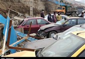 جان و مال شهروندان سنندج در دستان مسئولان بی‌تدبیر/ دیوار آرامستان بر روی 12 خودرو فروریخت + فیلم
