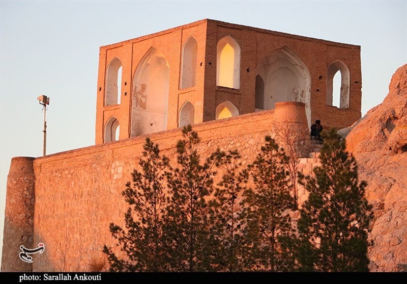 روزهای تلخ «تخت درگاه قلی بیگ» کرمان/ بنای تاریخی ‌دوره صفویه این روزها حال خوشی ندارد + فیلم و تصاویر