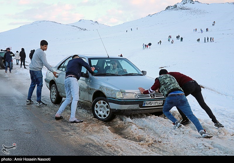 کولاک برف در گردنه‌های شهرستان کوهرنگ؛ راه ارتباطی 22 روستا مسدود شد