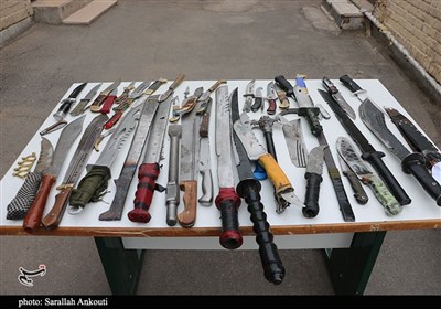  تهران| کشف ۱۲۰ قبضه سلاح سرد از انبارهای ۲ واحد صنفی لوازم خانگی 