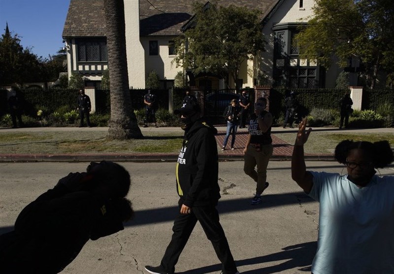 US Officers Beat Anti-Racism Protesters outside Mayor’s Home in LA (+Video)