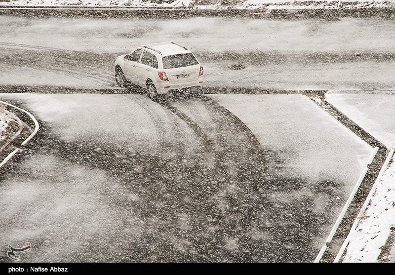 کاهش 10.4 درصدی تردد در جاده های کشور/ برف و باران در محورهای برون شهری 20 استان