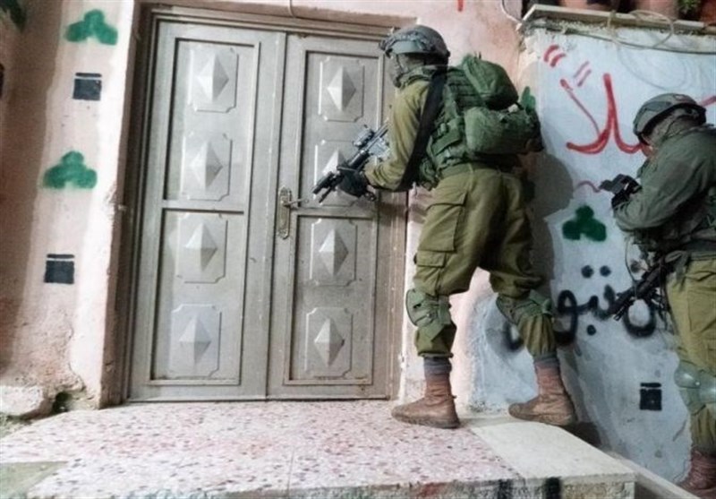 الاحتلال الصهیونی یشن حملة دهم واعتقالات وسط اشتباکات فی الضفة
