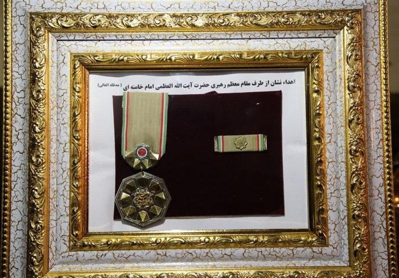 اعطای نشان «درجه یک نصر» به خانواده شهید فخری زاده