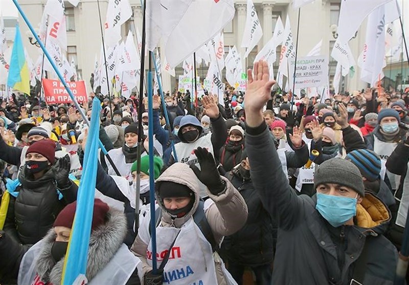 اعتراض گروهی از مردم اوکراین به محدودیت‌های شدید کرونایی