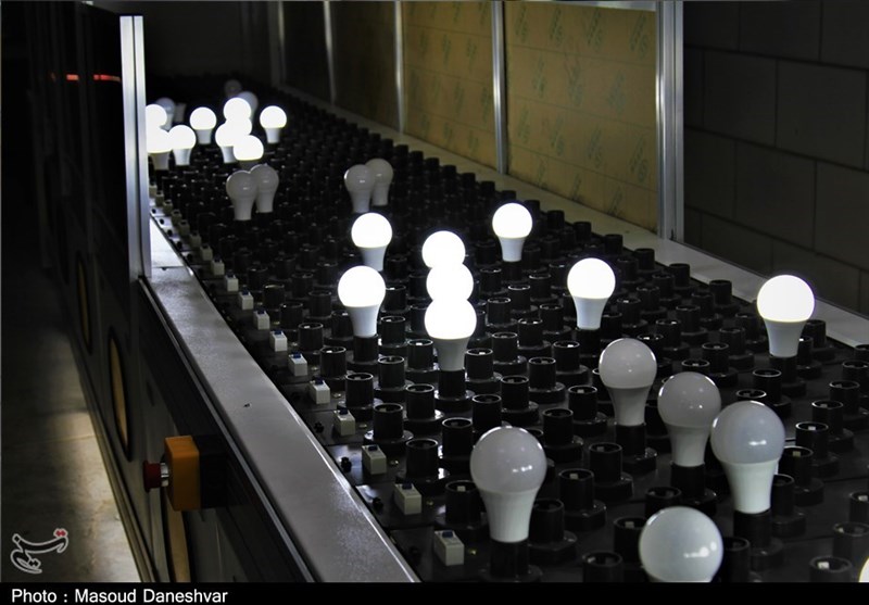 اشتغالزایی کارآفرین رودانی با احداث کارخانه تولید لامپ برای 50 نفر/ دولت به کمک کارآفرینان بیاید + فیلم