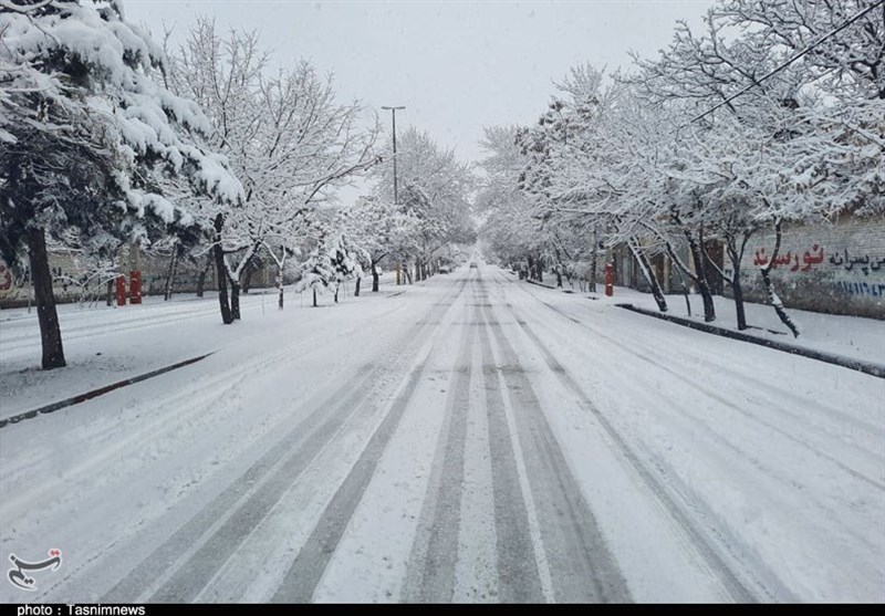 بارش برف در آخرین روزهای پاییز در اردبیل؛ تردد در محورهای مواصلاتی استان جریان دارد