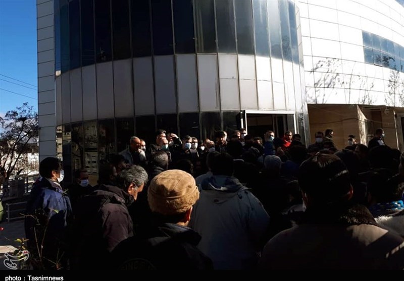 تجمع اعتراضی دستفروشان مقابل شورای شهر سنندج + تصاویر