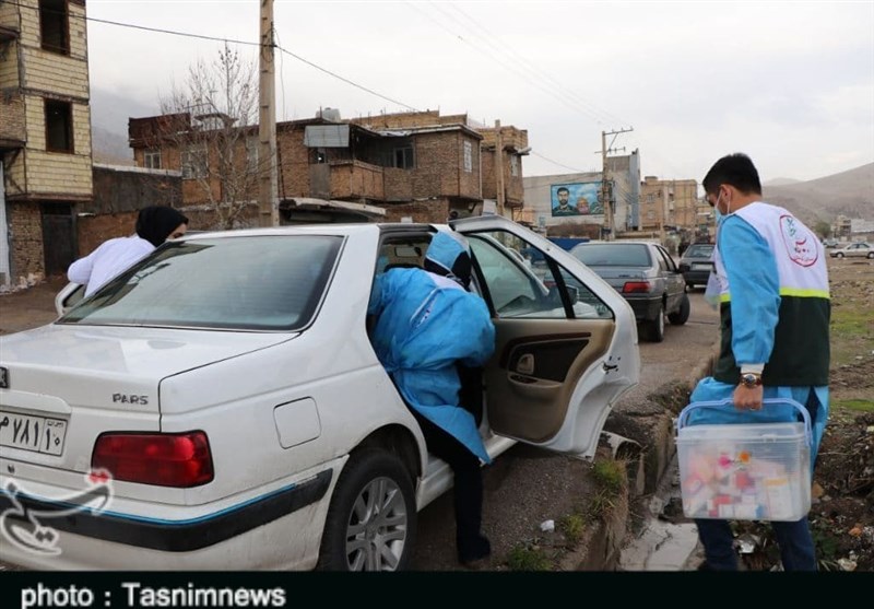 پزشکان بسیجی کرمانشاه بسته‌های معیشتی و بهداشتی بین نیازمندان توزیع می‌کنند