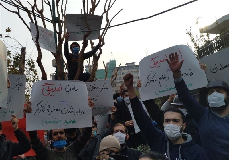 تجمع اعتراضی دانشجویان مقابل وزارت دادگستری