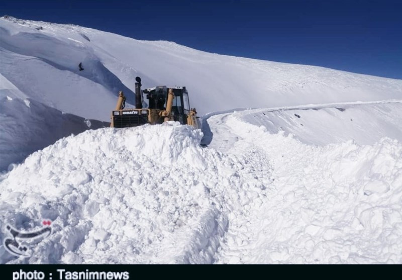 بارش شدید برف راه دسترسی 190 روستای الیگودرز را قطع کرد