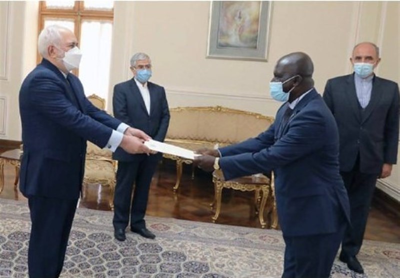 سفیر غنا رونوشت استوارنامه خود را تقدیم ظریف کرد