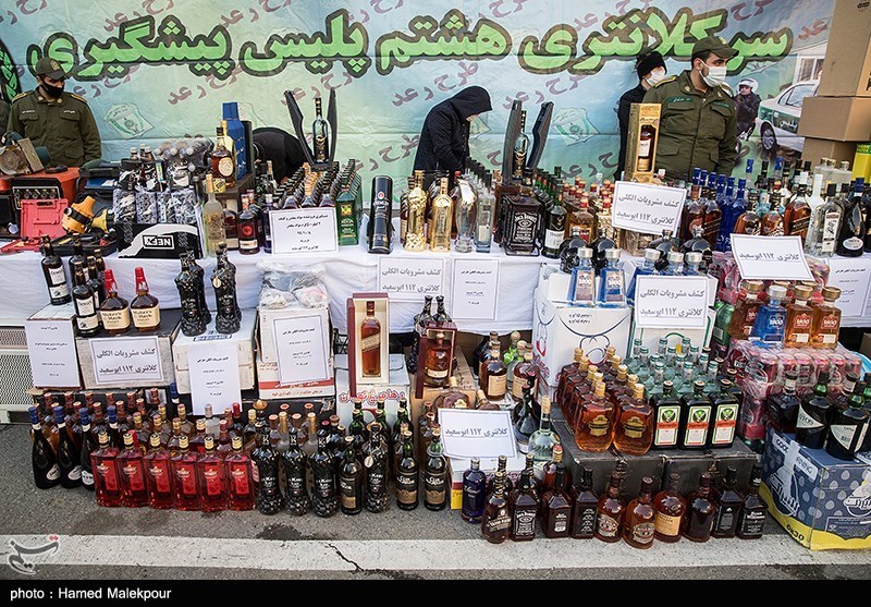 کشف بیش از 700 بطری مشروبات الکلی در محدوده خیابان جمهوری + تصاویر