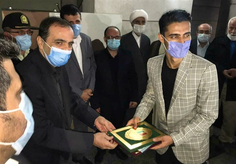 فوتبالیست ناشنوا مدال خود را به موزه دفاع مقدس خرمشهر اهدا کرد