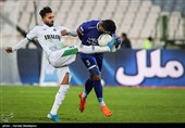 دیدار تیم‌های فوتبال استقلال و آلومینیوم اراک