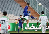 دیدار تیم‌های فوتبال استقلال و آلومینیوم اراک
