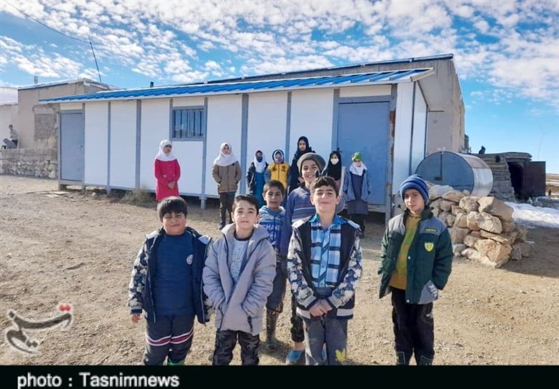 ماجرای فروش مدرسه روستای «قلعه خلیله» الیگودرز؛ دانش‌آموزان کانکس‌نشین شدند+تصاویر