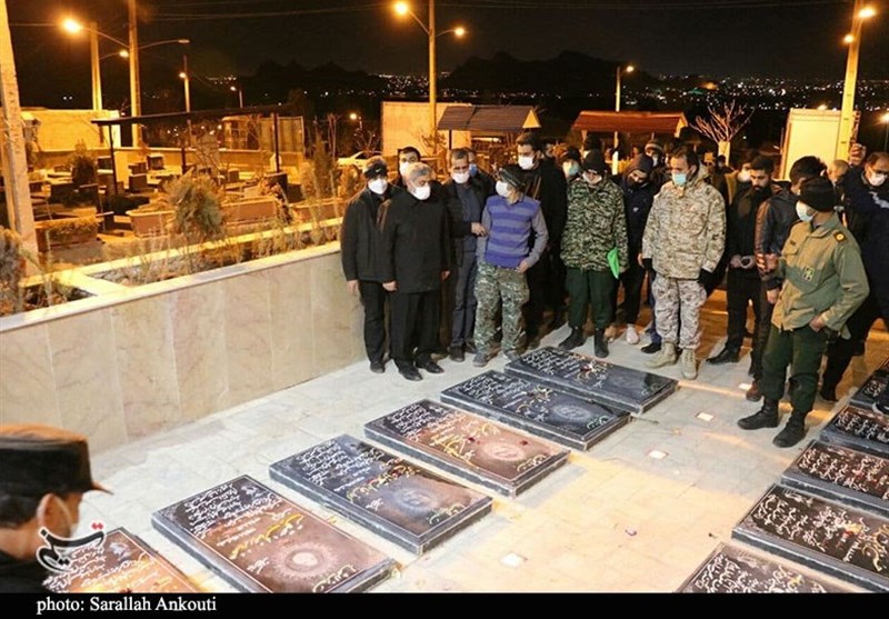فرمانده نیروی قدس سپاه پاسداران به شهدای مراسم تشییع شهید سلیمانی ادای احترام کرد+ تصاویر