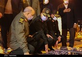 فرمانده کل سپاه پاسداران به مقام شهیدان مراسم تشییع شهید سلیمانی ادای احترام کرد + عکس