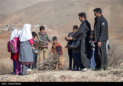 سرمای شدید ارتفاعات باعث شده راندمان یادگیری کودکان افت کند و والدین مجبورند در ارتفاعات برای گرم نگه‌داشتن کودکان، از آتش استفاده کنند.