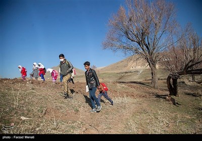 به‌علت عدم ایمنی مناسب و خطرات احتمالی از جمله حمله حیوانات وحشی و سقوط از ارتفاع، چند نفر از والدین دانش‌آموزان آنها را همراهی می‌کنند.